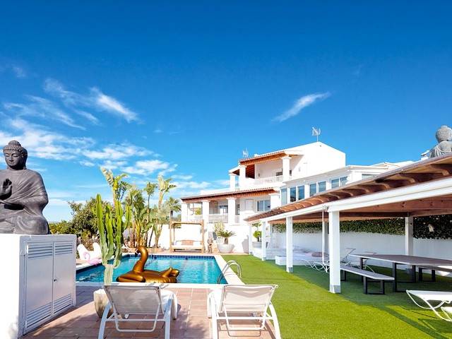 Big villa for 18 people with views of Ibiza town