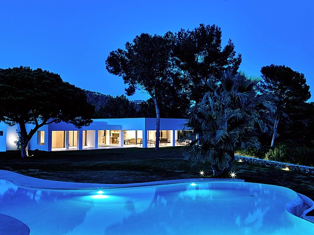 villa by night 3