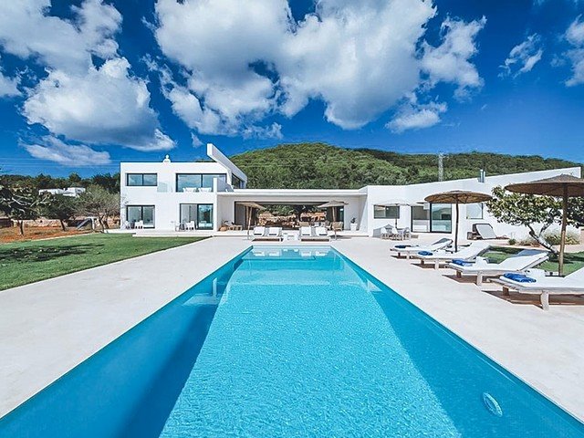 Beautiful contemporary villa with private pool near San Juan