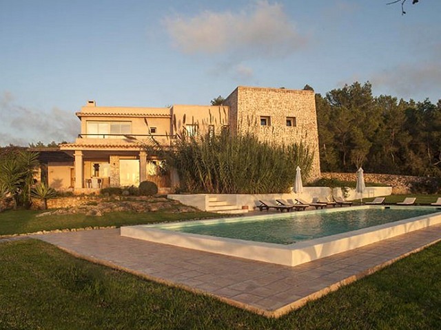 Large private villa for rent in San Rafael